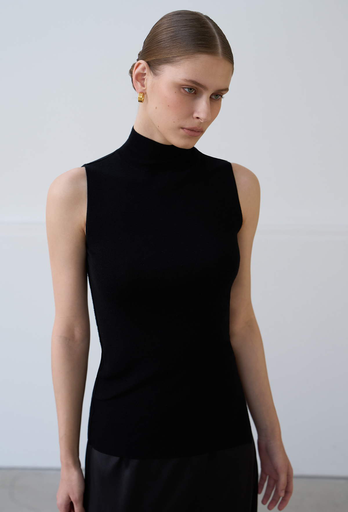 FINE WOOL SLEEVELESS KNIT