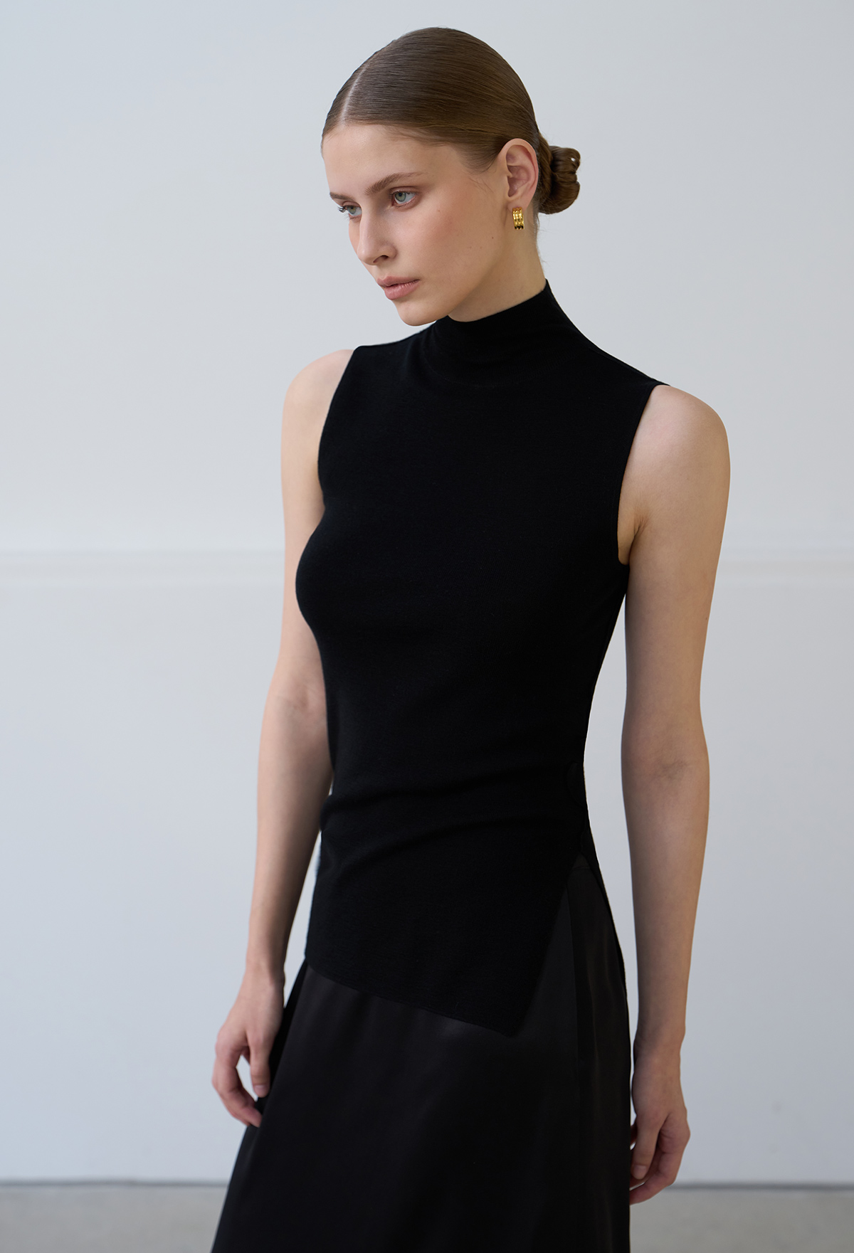 FINE WOOL SLEEVELESS KNIT