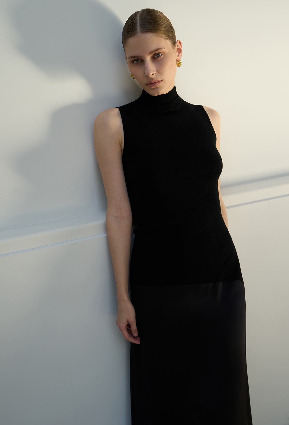 FINE WOOL SLEEVELESS KNIT