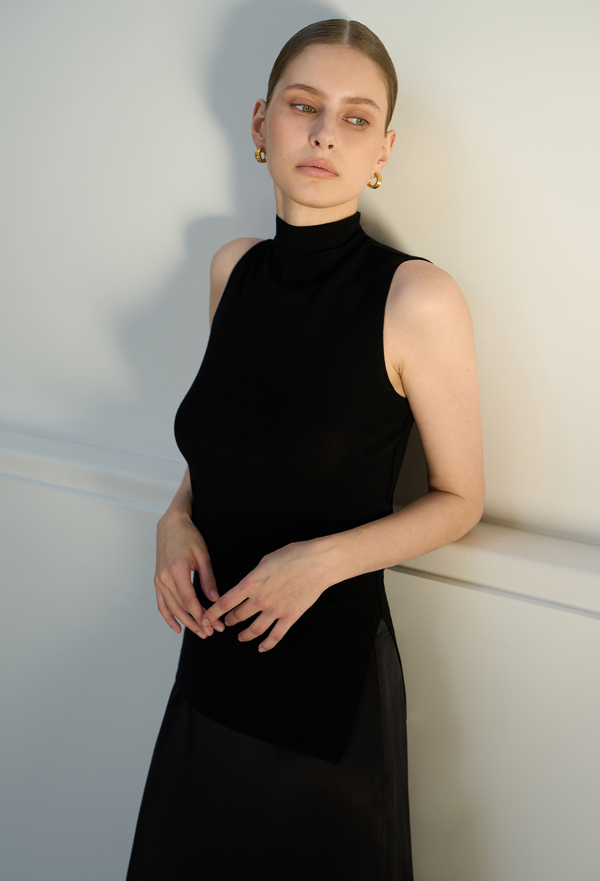 FINE WOOL SLEEVELESS KNIT