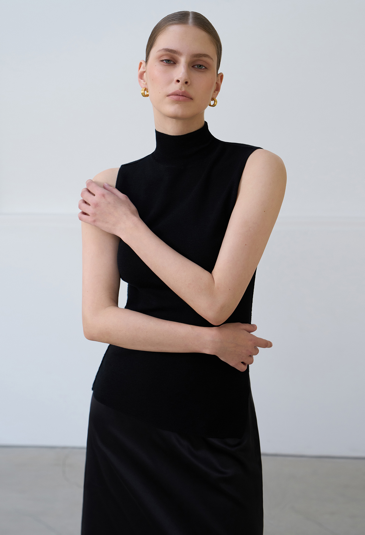 FINE WOOL SLEEVELESS KNIT