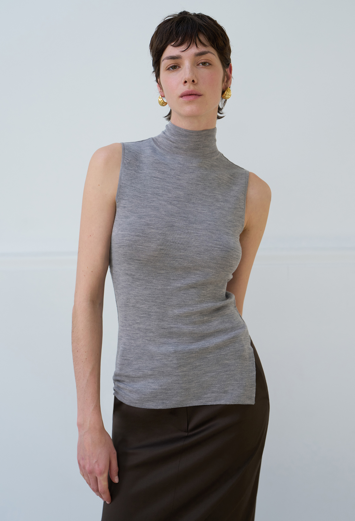 FINE WOOL SLEEVELESS KNIT