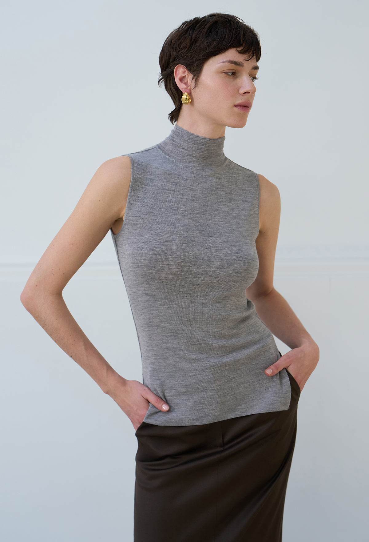FINE WOOL SLEEVELESS KNIT