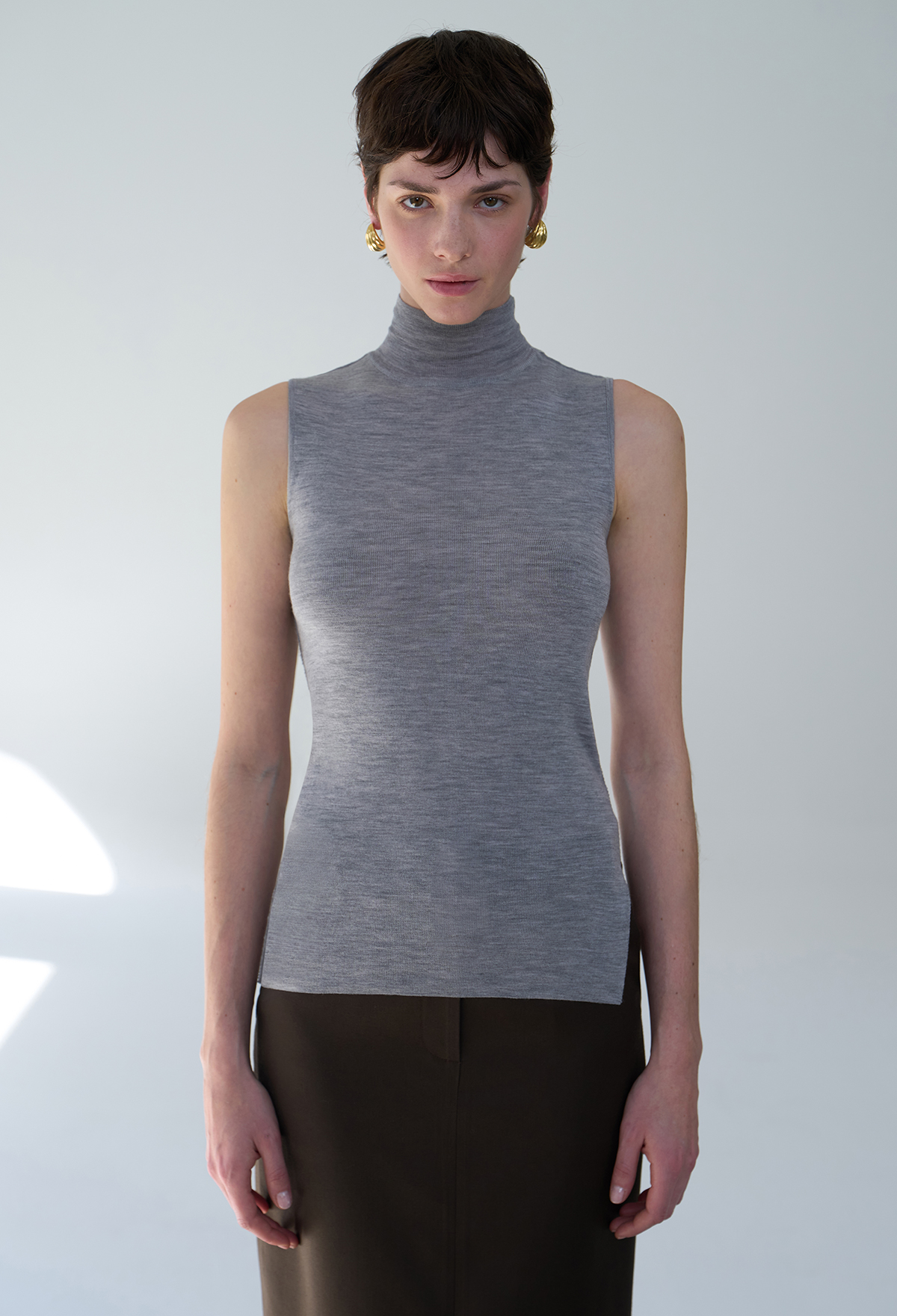 FINE WOOL SLEEVELESS KNIT