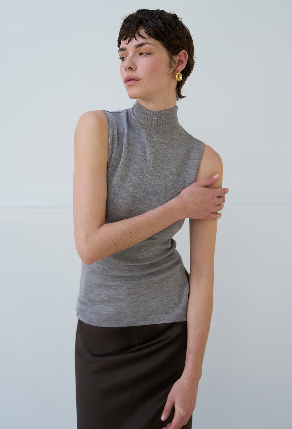 FINE WOOL SLEEVELESS KNIT