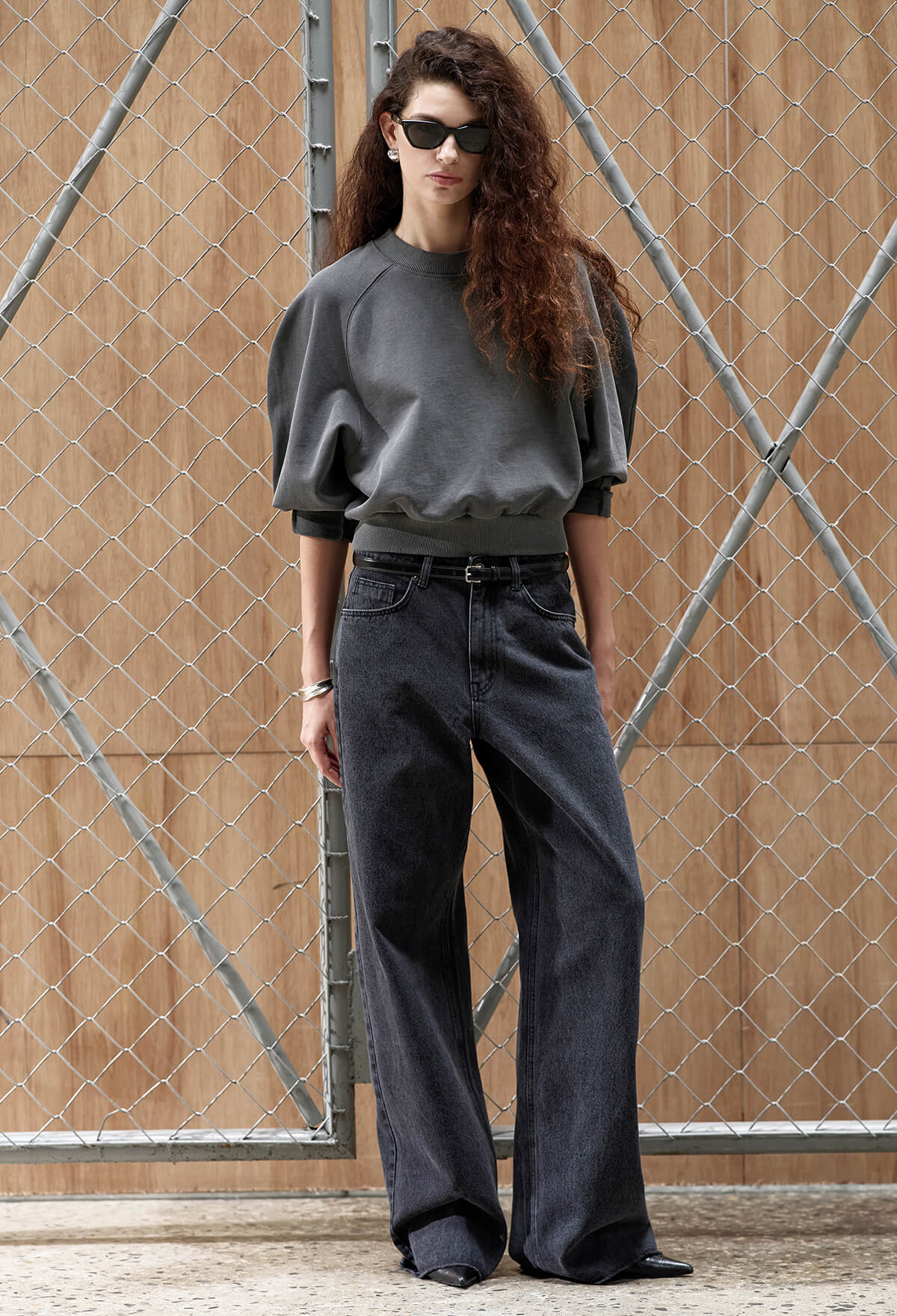 VOLUME SLEEVE SWEATSHIRT