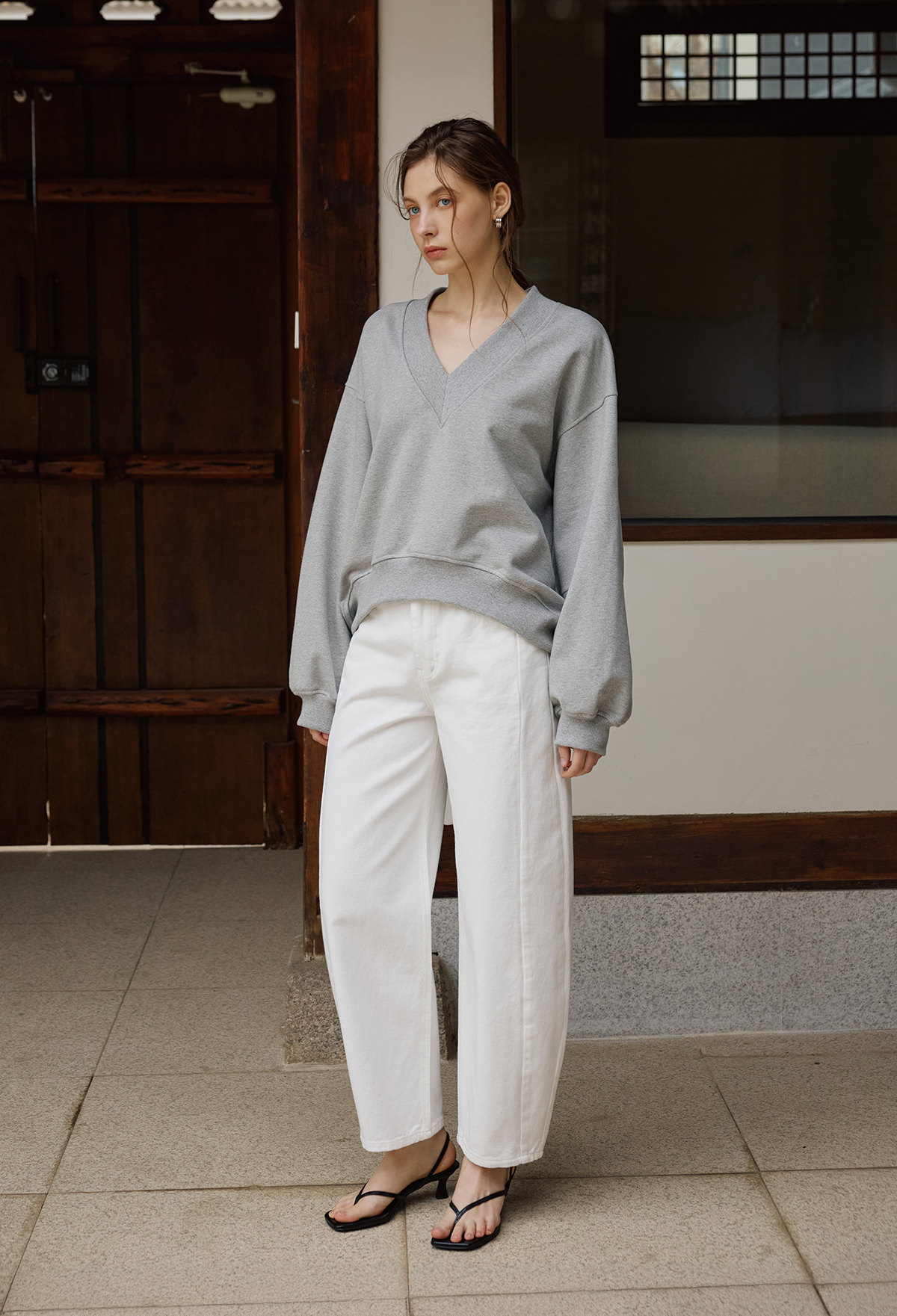 [2nd] DEEP V-NECK SWEATSHIRT